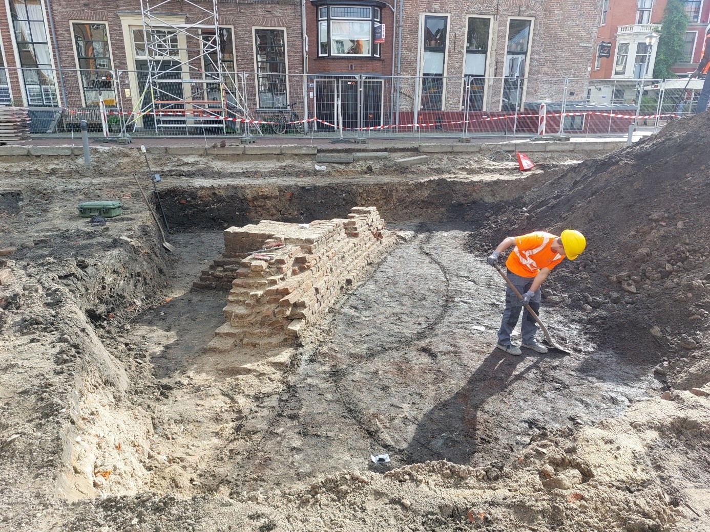 De fundering van de muur rond het bisschopshof