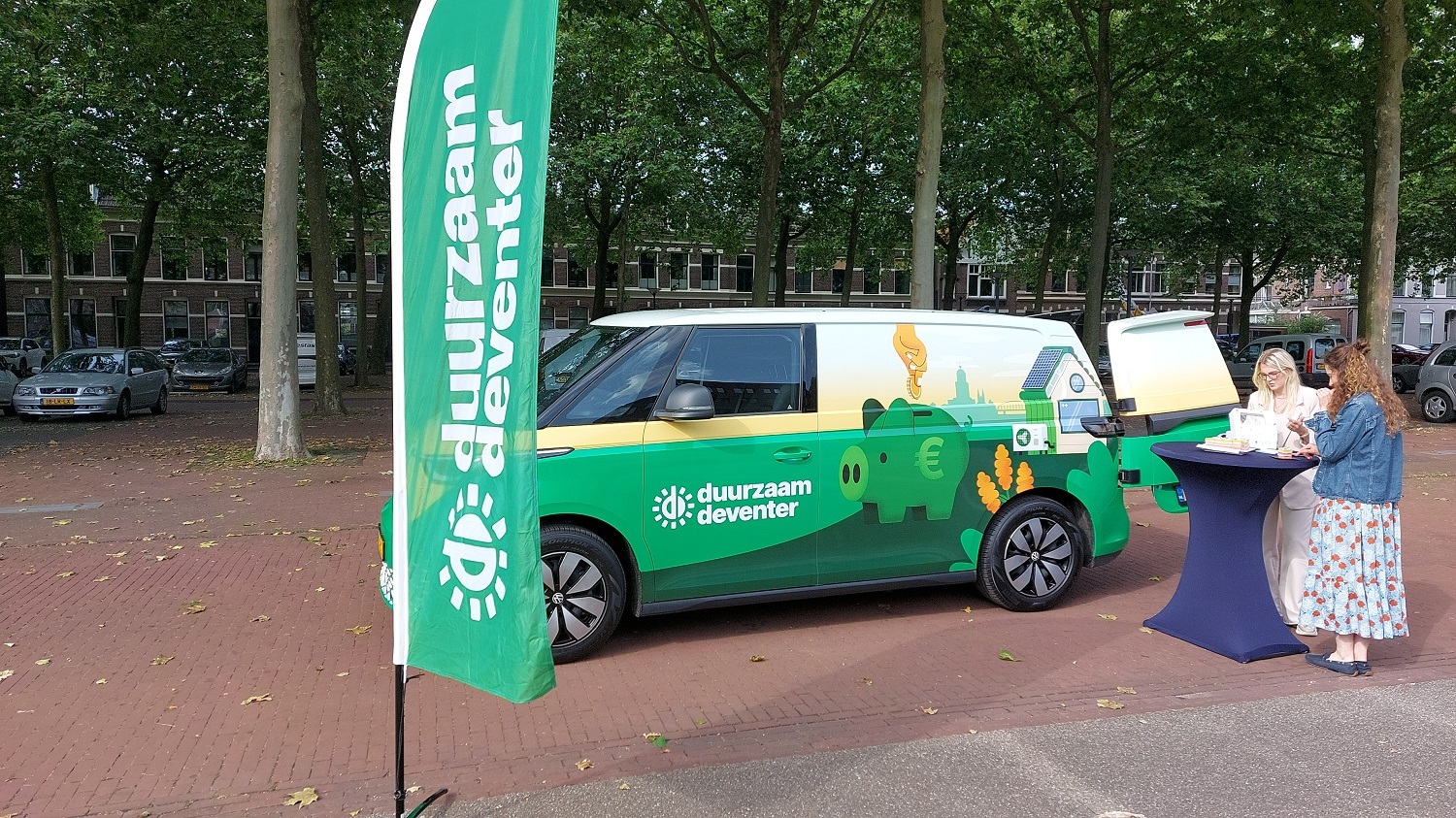 De Duurzaam Deventer Buzz is een groene, elektrische bus. Hiermee heeft de gemeente Deventer nu een mobiel informatiepunt rond duurzaamheid heeft.