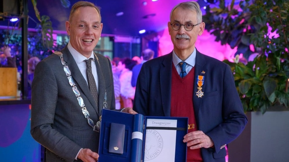 Links burgemeester Ron König, rechts Drs. René Héman. Gezamenlijk houden zij de Koninklijke onderscheiding ‘Officier in de Orde van de Oranje-Nassau’ vast, die Drs. René Héman heeft ontvangen.